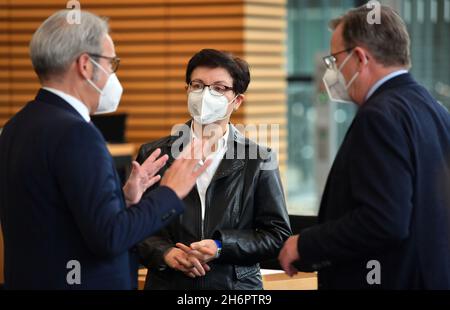 17 novembre 2021, Turingia, Erfurt: Bodo Ramelow (r., Die Linke), primo Ministro della Turingia, Heike Taubert (m., SPD), Ministro delle Finanze della Turingia e Georg Maier (l., SPD), Ministro degli interni della Turingia, si intervengono nella Camera plenaria del Parlamento di Stato della Turingia. Il parlamento di Stato della Turingia inizia per la prima volta la sessione plenaria con prove obbligatorie per i membri del parlamento e del personale. In considerazione del forte aumento del numero di infezioni, il presidente del parlamento di Stato ha rafforzato le misure di protezione contro le infezioni. Di conseguenza, i membri Foto Stock