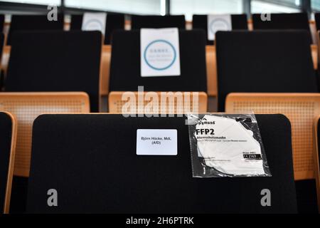 17 novembre 2021, Turingia, Erfurt: Björn Höcke, leader della fazione AFD, ha un posto riservato con maschera sulla tribuna nella sala plenaria del parlamento di Stato della Turingia. Il parlamento di Stato della Turingia inizia per la prima volta la sessione plenaria con prove obbligatorie per i membri del parlamento e del personale. In considerazione del forte aumento del numero di infezioni, il presidente del parlamento di Stato ha rafforzato le misure di protezione contro le infezioni. Per partecipare alla sessione, pertanto, i membri del parlamento e il personale devono presentare un test Corona negativo. Inoltre, tutti devono w Foto Stock