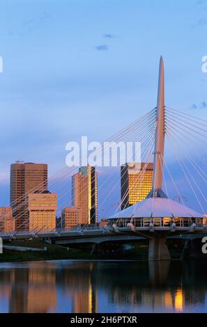 Esplanade Riel e Downtown Winnipeg all'alba, Winnipeg, Manitoba, Canada Foto Stock