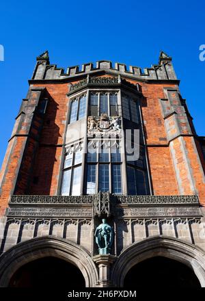 La torre del palazzo del re Edoardo VII dell'Università di Newcastle in una giornata di sole Foto Stock