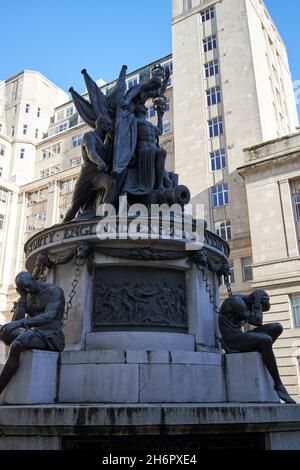 Scambio di bandiere di scambio nelson Monument Liverpool merseyside uk Foto Stock