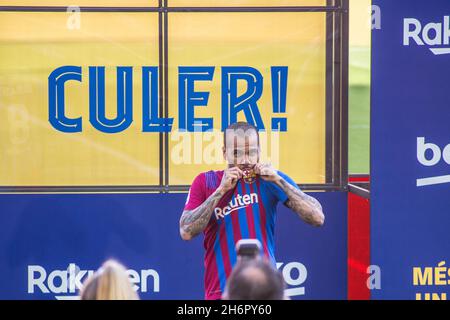 Barcellona, Catalogna, Spagna. 17 novembre 2021. Daniel Alves è visto nella sua presentazione al FC Barcelona.Presentazione del giocatore Dani Alves al suo ritorno al FC Barcelona (Credit Image: © Thiago Prudencio/DAX via ZUMA Press Wire) Foto Stock