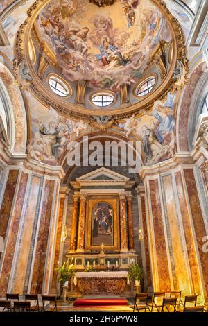 ROMA, ITALIA - 2 SETTEMBRE 2021: La cappella laterale con affresco Gloria di Santa Caterina da Siena e dipinto Madonna del Rosario Foto Stock