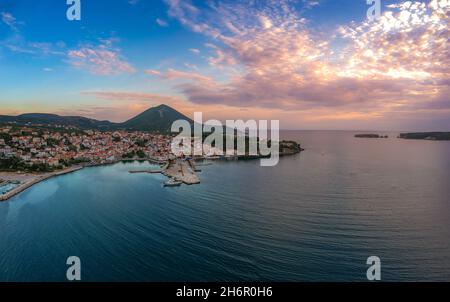 Veduta aerea della bellissima città balneare di Pylos situata nella Messenia occidentale nel Peloponneso, Grecia Foto Stock