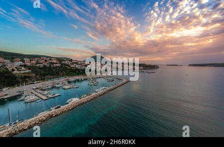 Veduta aerea della bellissima città balneare di Pylos situata nella Messenia occidentale nel Peloponneso, Grecia Foto Stock