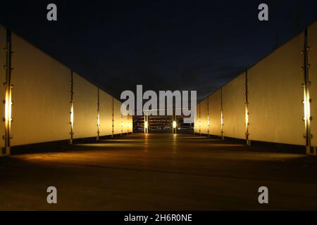 Il molo cammina con il balustre e le luci di notte a New York City Foto Stock