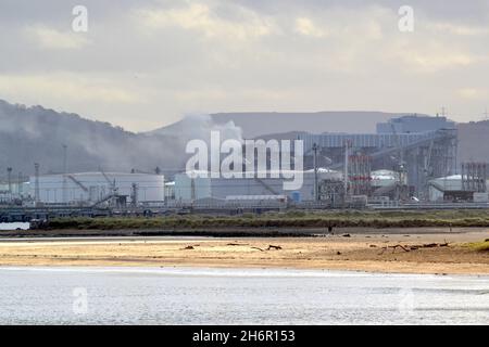 Fumo che sale da un incendio in un silo presso la centrale di biomassa TeesRep presso lo stabilimento di Teesport, Teesside. Il fuoco bruciò per diversi giorni nel novembre 2021. Foto Stock