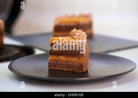 Delizioso pezzo di torta sul piatto nero. Foto Stock