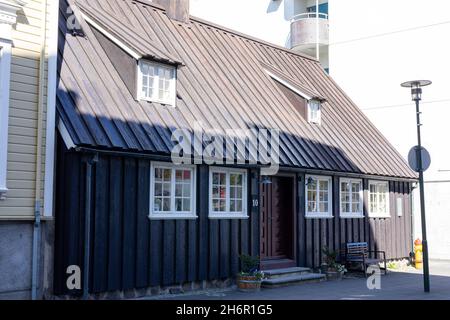 Reykjavik, Islanda - Giugno 12 2021: Una casa di legno nero btraditione in centro. Strada vuota, nessuna gente. Giorno di sole. Foto Stock