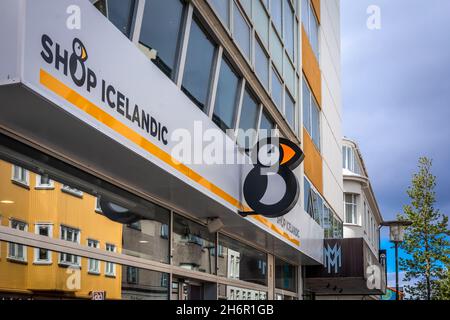 Reykjavik, Islanda - 12 2021 giugno: Un fronte del negozio islandese in via Laugavegur. Logo di uccello puffin sulla parete. Foto Stock