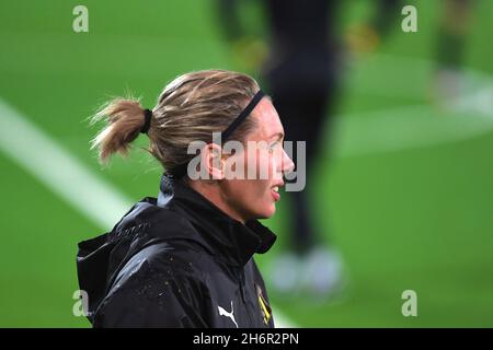 Gothenburg, Svezia. 17 novembre 2021. Hisingen Arena, Gothenburg, Svezia, 17 novembre 2021: Jennifer Falk (13 Hacken) in testa alla UEFA Womens Champions League nel gruppo D tra BK Hacken e Benfica Lisbona il 17 2021 novembre presso l'arena Hisingen di Gothenburg, Svezia Peter Sonander/SPP credito: SPP Sport Press Photo. /Alamy Live News Foto Stock