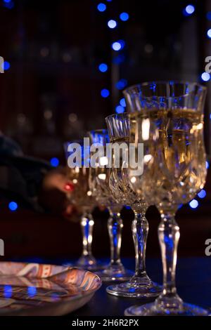 Un primo piano di bicchieri di champagne pieni di champagne in un ristorante Foto Stock