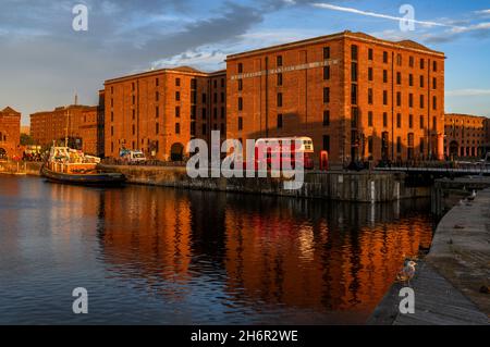 Lo splendido Royal Albert Docks sul lungomare storico di Liverpool. Foto Stock