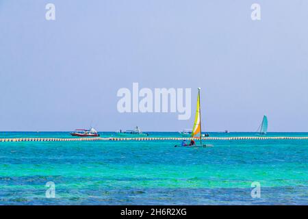 Barche a vela barche e yacht tra l'isola di Cozumel e la vista panoramica tropicale della spiaggia messicana da Playa 88 e Punta Esmeralda a Playa del Carm Foto Stock