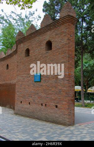 I resti delle mura della fortezza della città vecchia di Ganja dal XVI secolo. Ganja - Azerbaigian Foto Stock