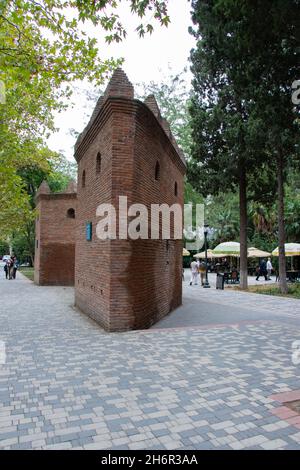 I resti delle mura della fortezza della città vecchia di Ganja dal XVI secolo. Ganja - Azerbaigian Foto Stock