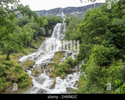 Cascata Vinnufossen nella valle Sunndal vicino Sunndalsora, una delle cascate norvegesi più alte della Norvegia Foto Stock