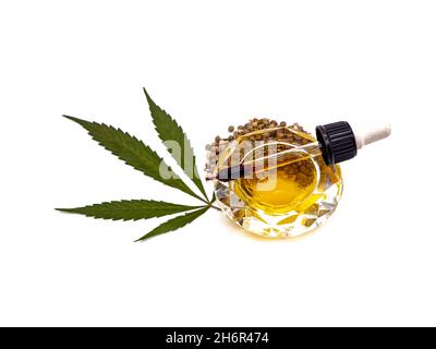 Coppa dell'olio CBD con olio di canapa, foglie e semi Foto Stock
