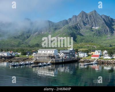 Mefjord Brygge, hotel e base di pesca nel villaggio di Mefjordvaer, isola Senja, Norvegia. Foto Stock