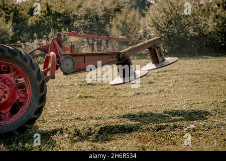 Un trattore lavora sul campo. Foto Stock