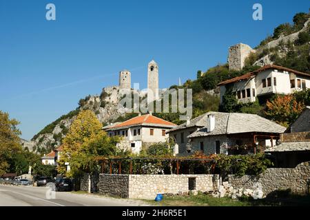 Panoramica di Počitelj (Čapljina, Bosnia-Erzegovina) con torre, torre dell'orologio e vecchie case Foto Stock