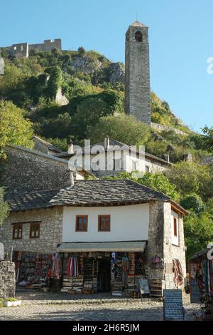 torre di chiusura e vecchie case a Počitelj (Čapljina, Bosnia-Erzegovina) Foto Stock