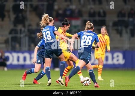 Hoffenheim, Germania. 17 novembre 2021. Hoffenheim, Germania, 17 novembre 2021: I giocatori di TSG Hoffenheim si difendono contro Jenni Hermoso (10 Barcellona) durante la partita di football della UEFA Womens Champions League Group saranno tra TSG 1899 Hoffenheim e FC Barcelona a Dietmar-Hopp-Stadion a Hoffenheim, Germania. Daniela Porcelli /SPP Credit: SPP Sport Press Photo. /Alamy Live News Foto Stock