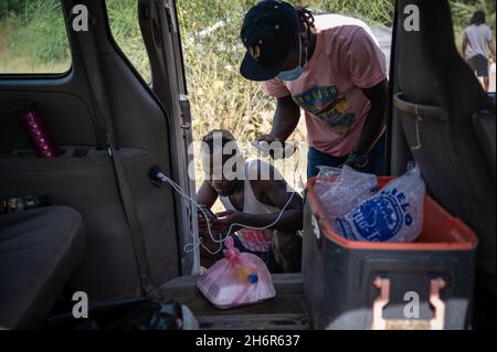 Acuna, Coahuila De Zaragoza, Messico. 22 settembre 2021. Una famiglia messicana locale porta il proprio furgone e offre ai migranti dei porti di ricarica in modo che possano utilizzare i loro telefoni per contattare i familiari ad Haiti e altri parenti che soggiornano nel campo. (Credit Image: © Raquel Natalicchio/ZUMA Press Wire) Foto Stock