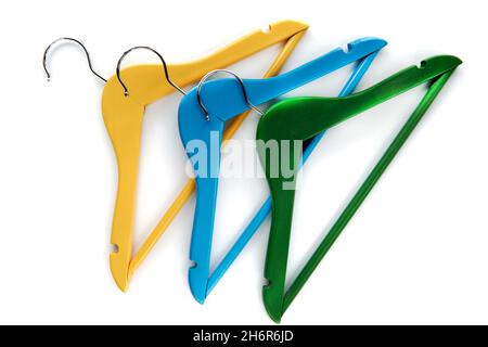 Appendiabiti in legno con etichetta in carta nera isolata su sfondo bianco. Etichetta di abbigliamento, etichetta modello mockup vuoto, per posizionare il tuo disegno. black friday Foto Stock