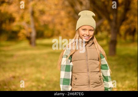 Una ragazza sorridente carina nel parco Foto Stock