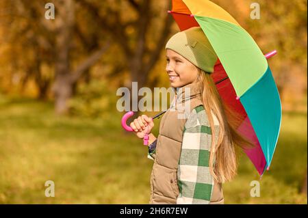 Una ragazza sorridente carina nel parco Foto Stock