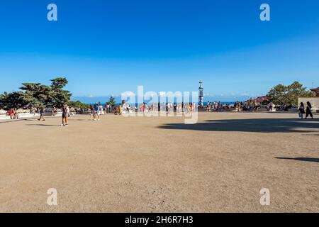 Barcellona, Spagna - 21 settembre 2021: Il famoso Parc Güell con molti turisti. Progettato dall'architetto Gaudi nella città di Barcellona. Foto Stock