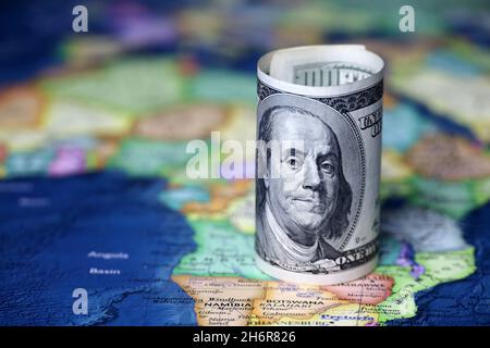 Dollari USA sullo sfondo della mappa dell'Africa. Investimenti e commercio americani, economia africana Foto Stock