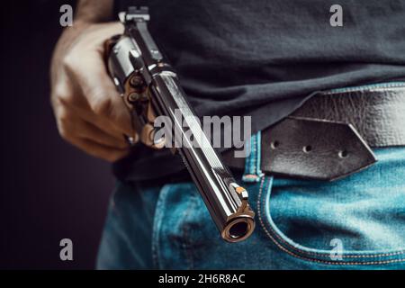 uomo con un revolver in mano Foto Stock