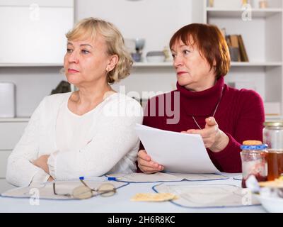 donne pensionati con bollette di servizio Foto Stock