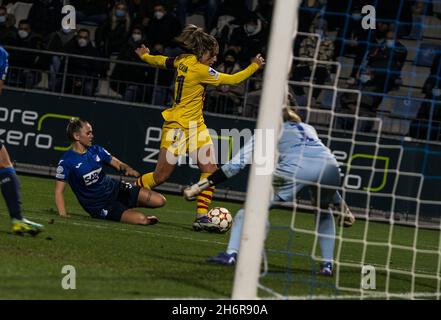 Hoffenheim, Germania. 17 novembre 2021. Dietmar-Hopp-Stadion UEFA Womens Champions League Group fase 1 partita di calcio tra TSG 1899 Hoffenheim e il FC Barcelona al Dietmar-Hopp-Stadion di Hoffenheim, Germania. Dana Rösiger/ SPP Credit: SPP Sport Press Photo. /Alamy Live News Foto Stock