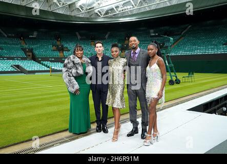 Isha Price (a sinistra), Jon Bernthal, Saniyya Sidney, Will Smith e Demi Singleton (a destra) durante una fotocall per King Richard all'All England Lawn Tennis Club (AELTC) a Wimbledon, a sud-ovest di Londra. Data foto: Mercoledì 17 novembre 2021. Foto Stock