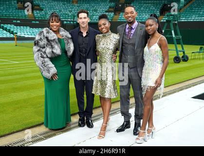 Isha Price (a sinistra), Jon Bernthal, Saniyya Sidney, Will Smith e Demi Singleton (a destra) durante una fotocall per King Richard all'All England Lawn Tennis Club (AELTC) a Wimbledon, a sud-ovest di Londra. Data foto: Mercoledì 17 novembre 2021. Foto Stock