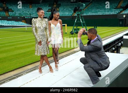 Will Smith (a destra) finge di scattare una foto mentre Saniyya Sidney (a sinistra) e Demi Singleton posano durante una foto per King Richard all'All England Lawn Tennis Club (AELTC) a Wimbledon, a sud-ovest di Londra. Data foto: Mercoledì 17 novembre 2021. Foto Stock