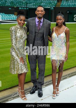 Saniyya Sidney (a sinistra), Will Smith e Demi Singleton durante una fotocall per King Richard all'All England Lawn Tennis Club (AELTC) a Wimbledon, a sud-ovest di Londra. Data foto: Mercoledì 17 novembre 2021. Foto Stock