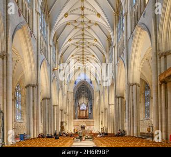 La navata centrale di York Minster guardando verso est, York Minster, York, Inghilterra, Regno Unito Foto Stock