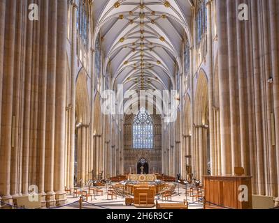 L'altare di York Minster guardando verso l'ovest, York, Inghilterra, Regno Unito Foto Stock