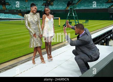 Will Smith (a destra) finge di scattare una foto mentre Saniyya Sidney (a sinistra) e Demi Singleton posano durante una foto per King Richard all'All England Lawn Tennis Club (AELTC) a Wimbledon, a sud-ovest di Londra. Data foto: Mercoledì 17 novembre 2021. Foto Stock