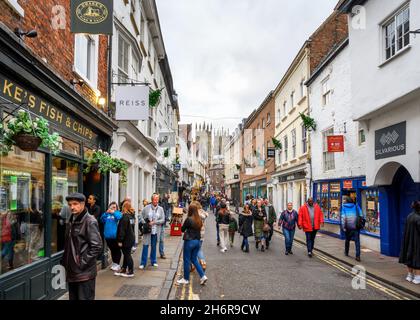 Basso Petergate guardando verso York Minster, York, Inghilterra, Regno Unito Foto Stock