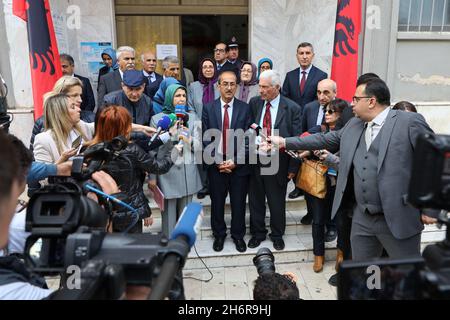 Durres, Albania. 10 novembre 2021. Mohammad Zand testimonia durante la prima sessione del processo di Hamid Noury in Albania.Zand è stato arrestato nel 1981 e ha trascorso 11 anni in prigione per aver sostenuto il MEK. Suo fratello, Reza Zand, fu giustiziato durante il massacro del 1988. Diversi membri del PMOI/MEK (People's Mojahedin Organisation of Iran), compresi ex prigionieri politici e sopravvissuti del 1988 Massacro iraniano, sono stati intervistati dai media e hanno parlato delle esecuzioni di oltre 30,000 prigionieri politici e del ruolo di funzionari/operatori di regime. Credit: SOPA Images Limited/Alamy Live News Foto Stock