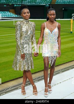 Saniyya Sidney (a sinistra) e Demi Singleton posano durante una fotocall per King Richard all'All England Lawn Tennis Club (AELTC) a Wimbledon, a sud-ovest di Londra. Data foto: Mercoledì 17 novembre 2021. Foto Stock