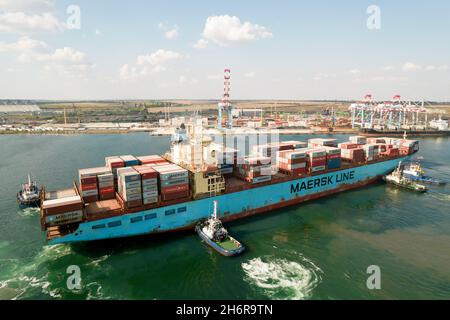 ODESSA, UCRAINA - 10 AGOSTO 2021: Nave container che entra nel porto commerciale. Contenitori industriali commerciali al terminale del contenitore di carico in mare. Io Foto Stock