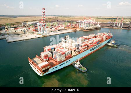 ODESSA, UCRAINA - 10 AGOSTO 2021: Nave container che entra nel porto commerciale. Contenitori industriali commerciali al terminale del contenitore di carico in mare. Io Foto Stock