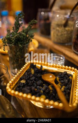 un piatto di frutta secca con uvetta sul tavolo. Foto Stock