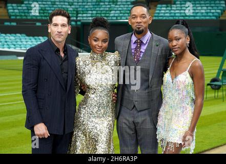 Jon Bernthal (a sinistra), Saniyya Sidney, Will Smith e Demi Singleton (a destra) durante una fotocall per King Richard all'All England Lawn Tennis Club (AELTC) a Wimbledon, a sud-ovest di Londra. Data foto: Mercoledì 17 novembre 2021. Foto Stock